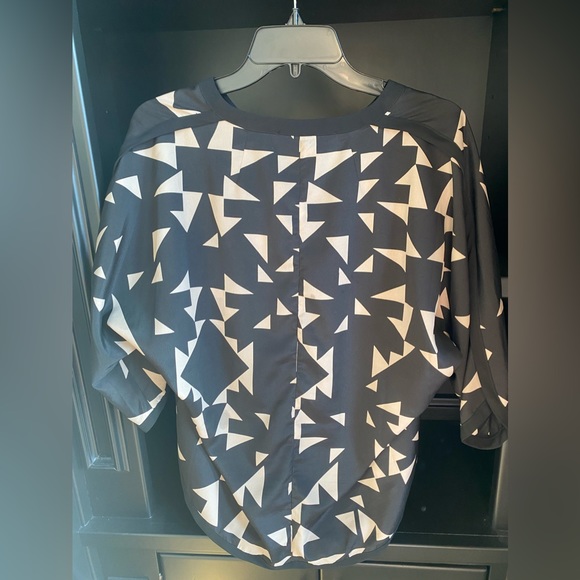 New without tags - Collective concepts black and tan geometric blouse - Picture 7 of 10